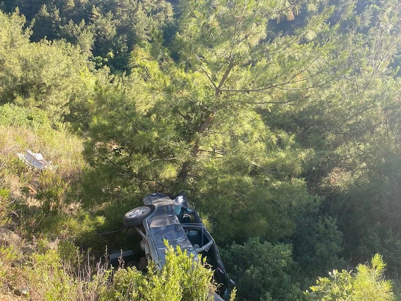 Otomobil uçurumdan uçtu: 1 ölü, 2 yaralı
