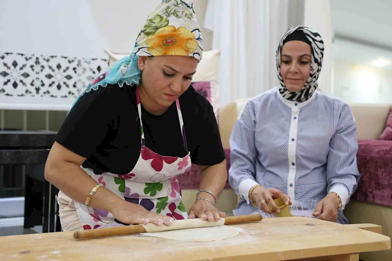 Adanalı kadınların ’ev baklavası’ mesaisi
