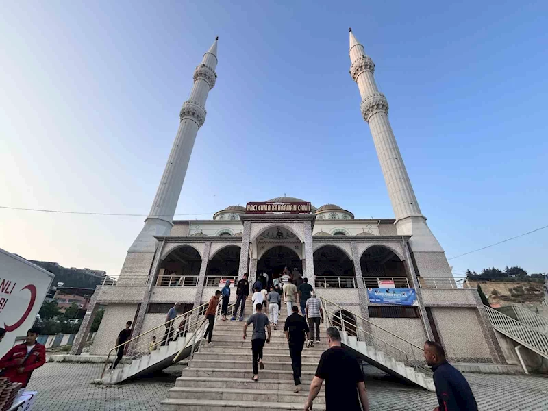 Depremin vurduğu Hatay’da vatandaşlar bayram namazı için camilere akın etti
