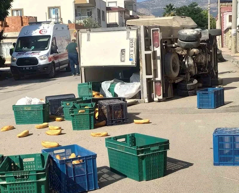 Kamyonetler çarpıştı, sürücülerden biri yaralandı
