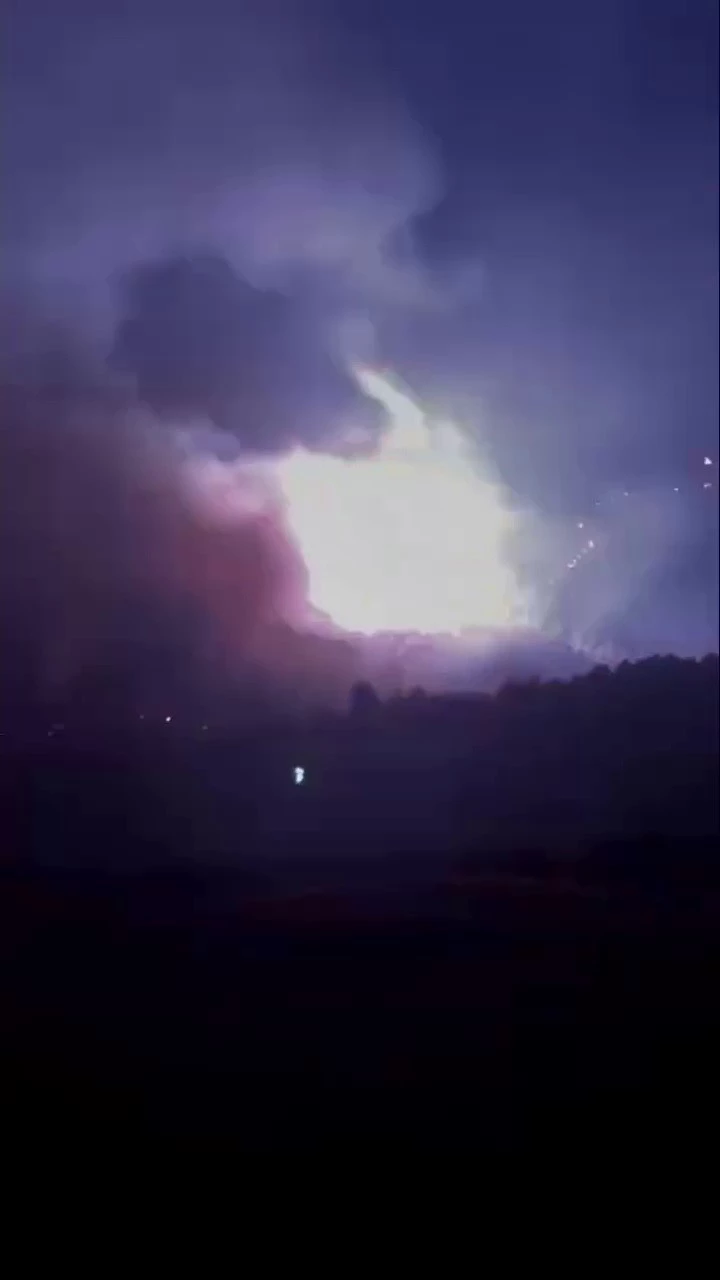 Alevlerin sardığı yüksek gerilim hattı bomba gibi patladı
