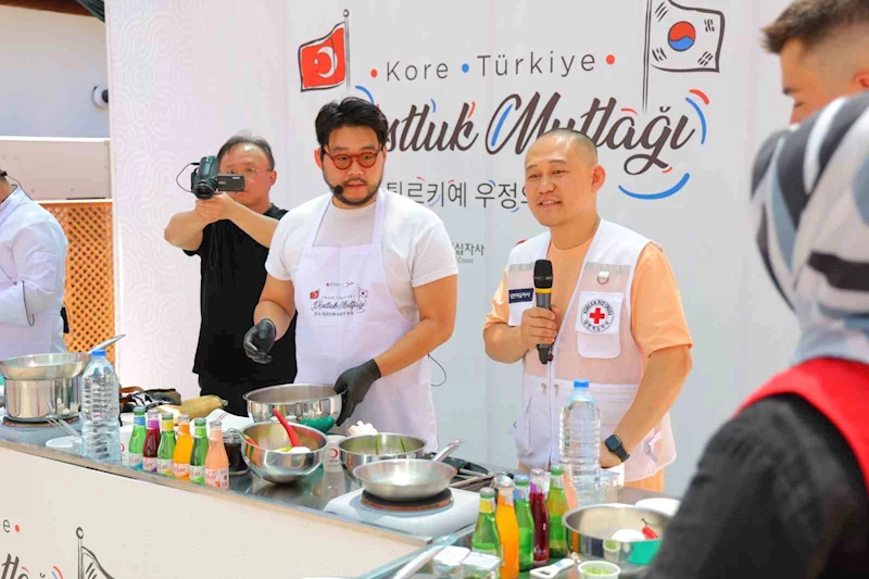 Deprem bölgesinde dostluk yemeği
