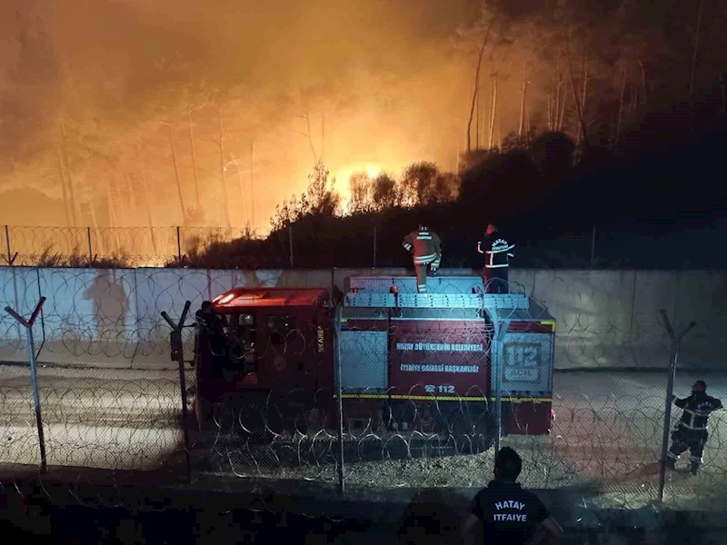 Suriye sınırında alevlerle mücadele gece karanlığında devam ediyor
