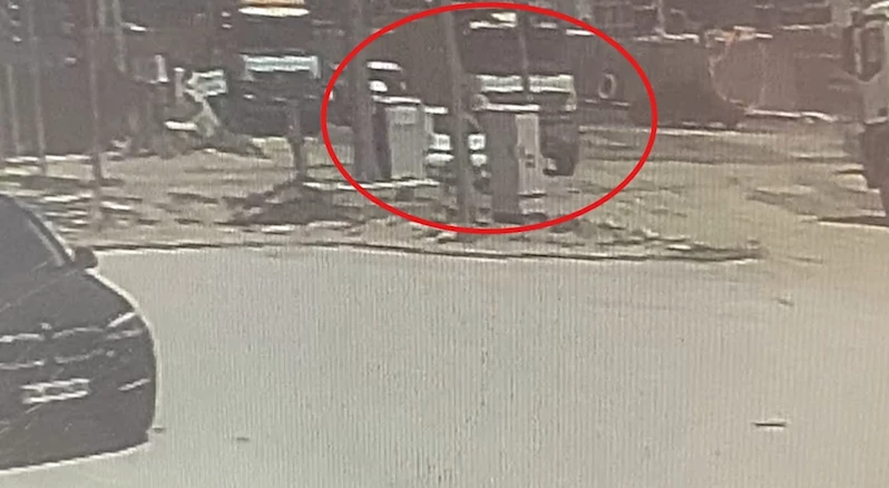 Kaza yapan araçların altında ezilmekten son anda kurtuldu

