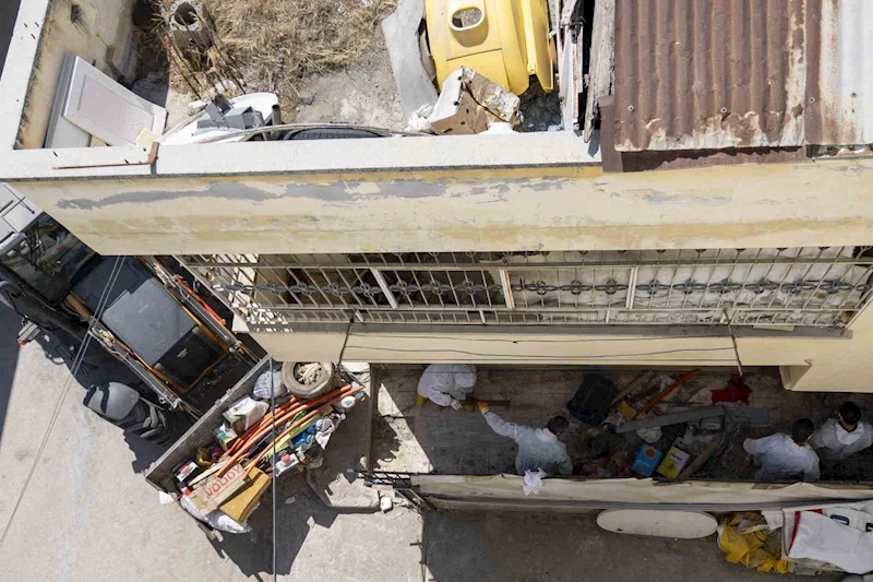 Mersin’de çöp ev temizlendi, 10 kamyon çöp çıkarıldı
