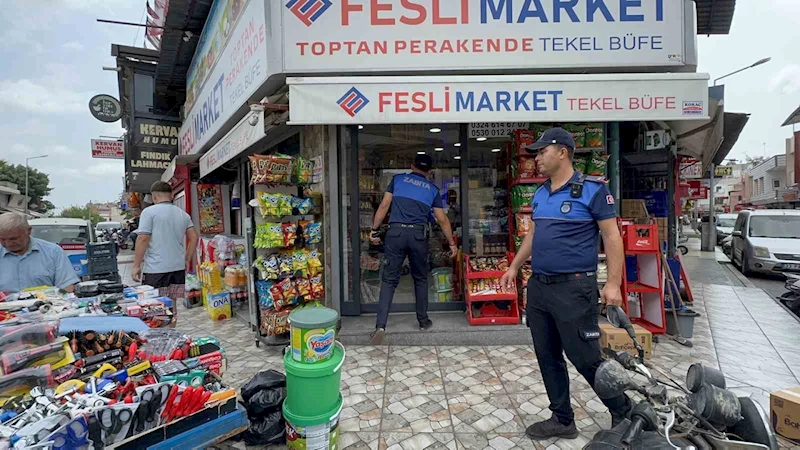 Tarsus’ta kaldırımları işgal eden tezgahlar kaldırıldı
