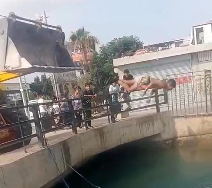 İş makinesi çocuklar için tramplen oldu

