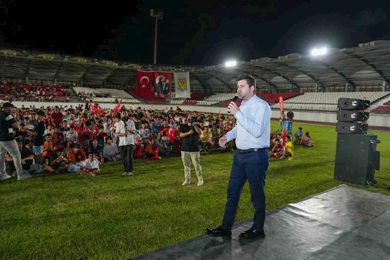Tarsus’ta A Milli Takım maçı coşkuyla izledi
