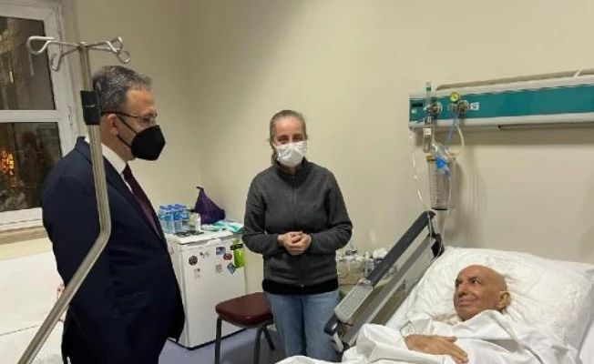 Bakan Kasapoğlu, foto muhabiri Vedat Yangın’ı ziyaret etti