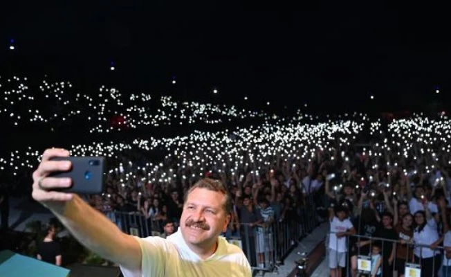 Balıkesir Belediye Başkanı Yılmaz: Her zaman böyle coşkulu ve Cumhuriyet’e yakışan gençler olun