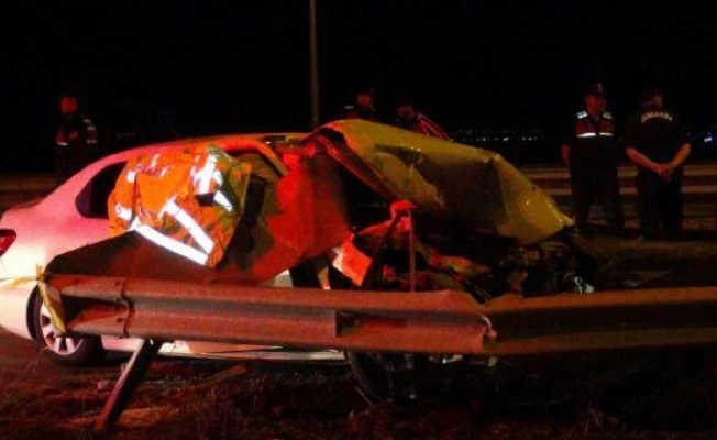 Niğde’de otomobil bariyerlere çarptı: 2 ölü, 2 yaralı