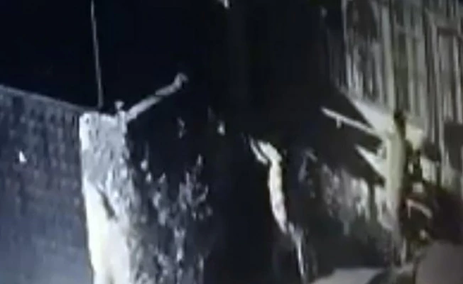 2 katlı eve balkondan giren hırsızlık şüphelileri kamerada 