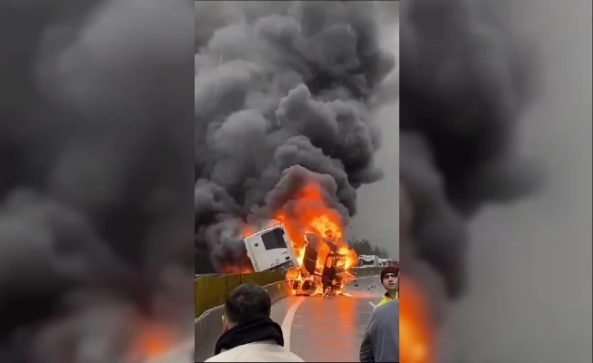 Otoyolda bariyere çarpan TIR, alev alev yandı